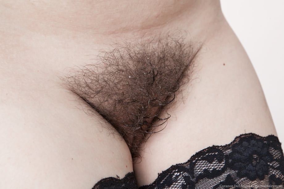 Solo girl Corazon Del Angel dildos her wet beaver in stockings