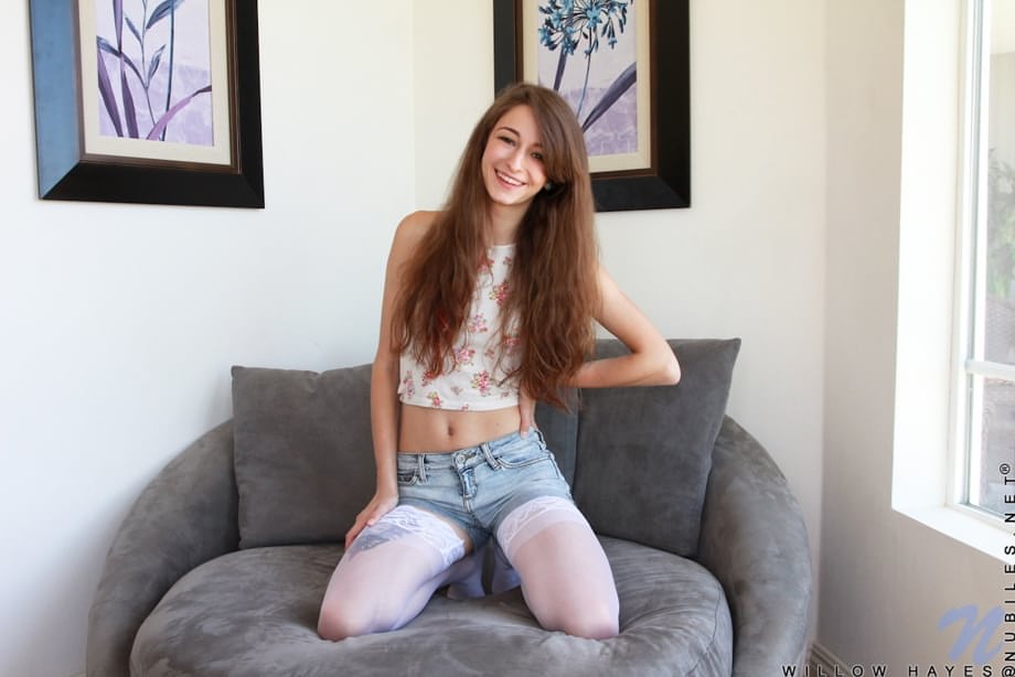 Sweet teen Willow Hayes removes her shorts & shirt to spread pussy lips & toy