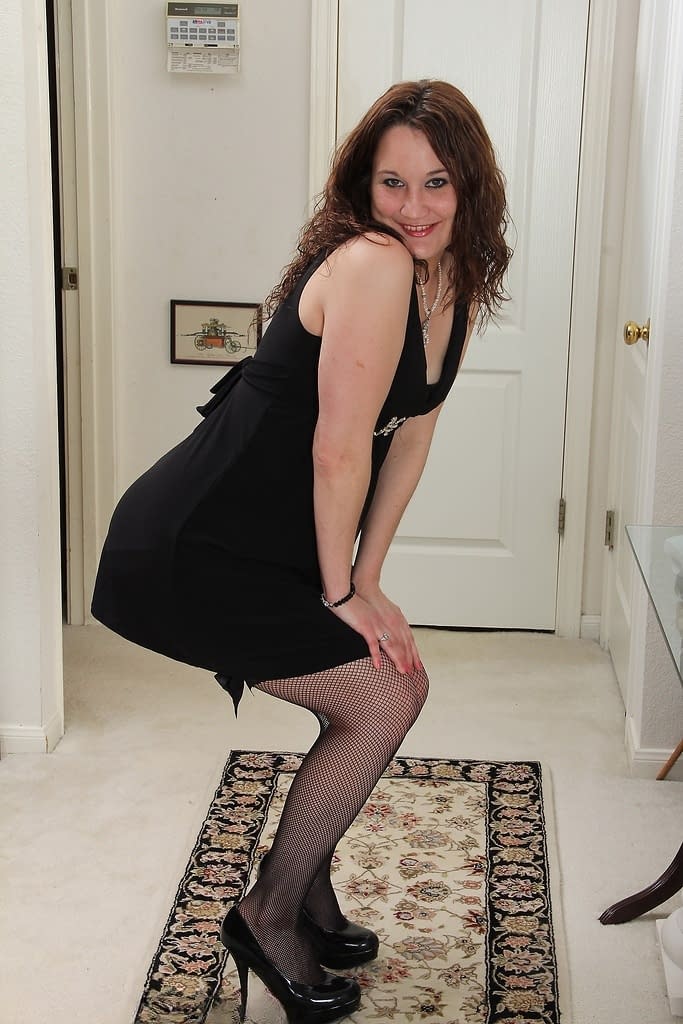 30 plus model Belle Star proudly shows her bald twat in mesh stockings