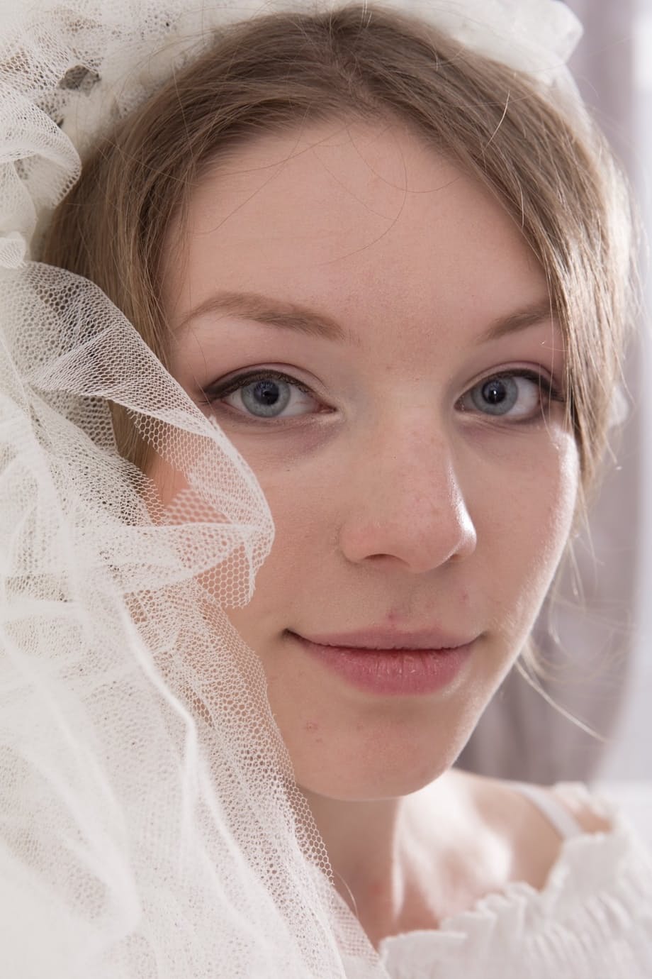 Solo girl Amber S tugs on pubic hairs after freeing her bush from wedding gown