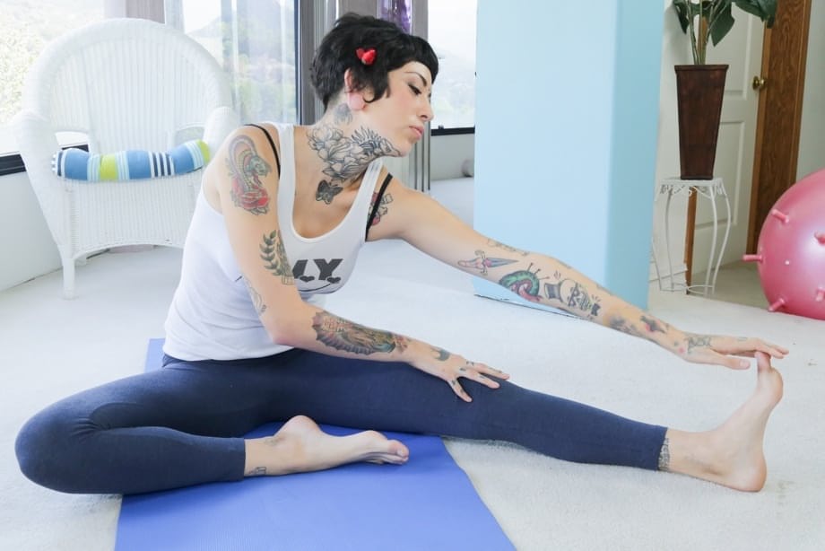 Tattooed suicide girl Aayla Secura giving blowjob in yoga pnats