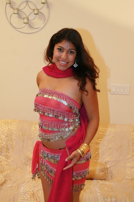 Fully clothed Indian female Shari flashing upskirt big butt