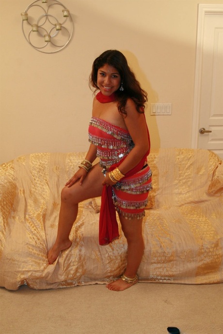 Fully clothed Indian female Shari flashing upskirt big butt