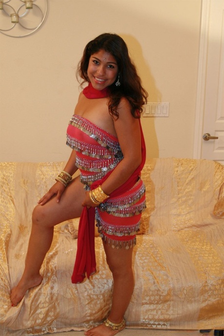 Fully clothed Indian female Shari flashing upskirt big butt