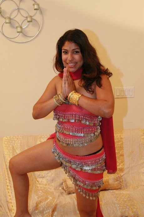 Fully clothed Indian female Shari flashing upskirt big butt