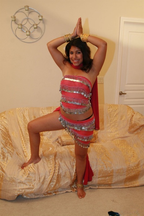 Fully clothed Indian female Shari flashing upskirt big butt