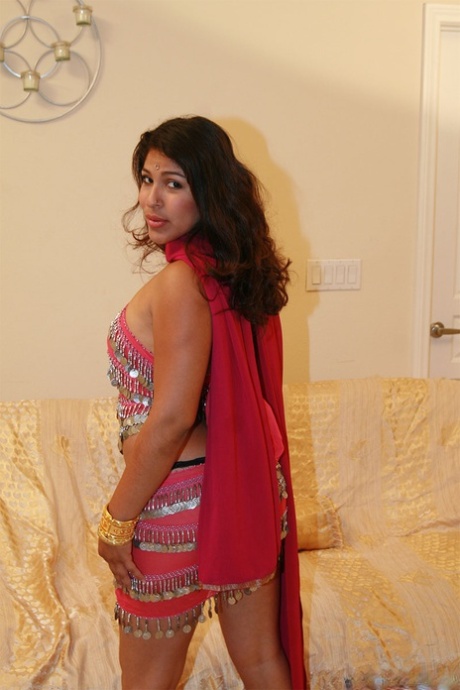Fully clothed Indian female Shari flashing upskirt big butt