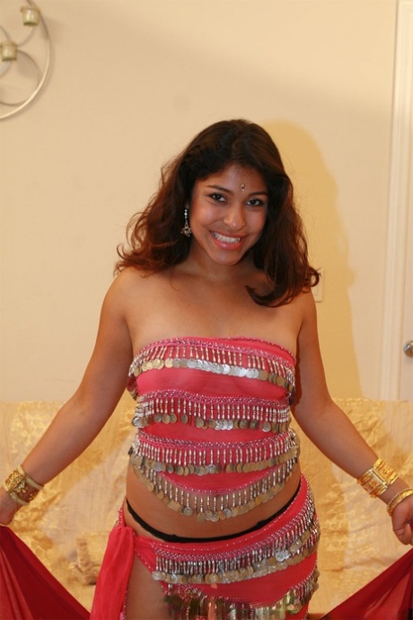 Fully clothed Indian female Shari flashing upskirt big butt