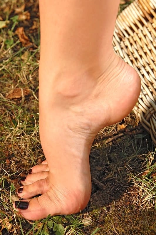 Hot brunette Jelena Jensen frees her pretty feet from flip flops in the nude