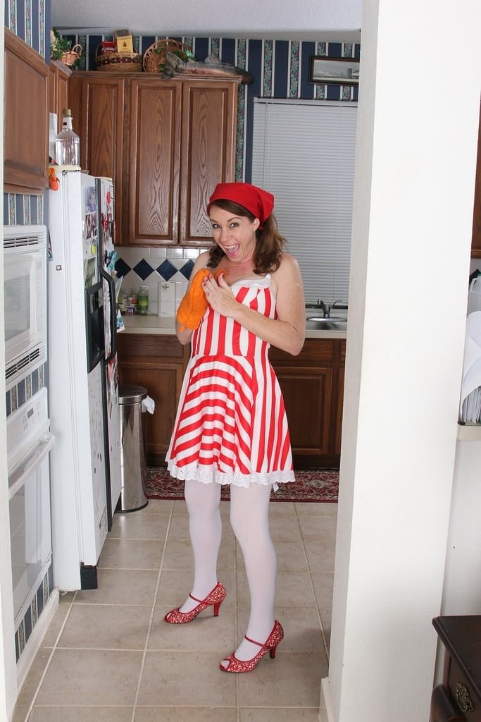 Middle-aged woman Molly Golly rides a dildo while baking in the kitchen