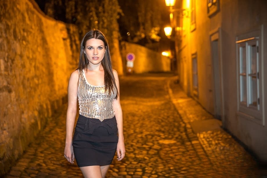 Solo girl Serena flashes her tits and ass while wandering a city at night