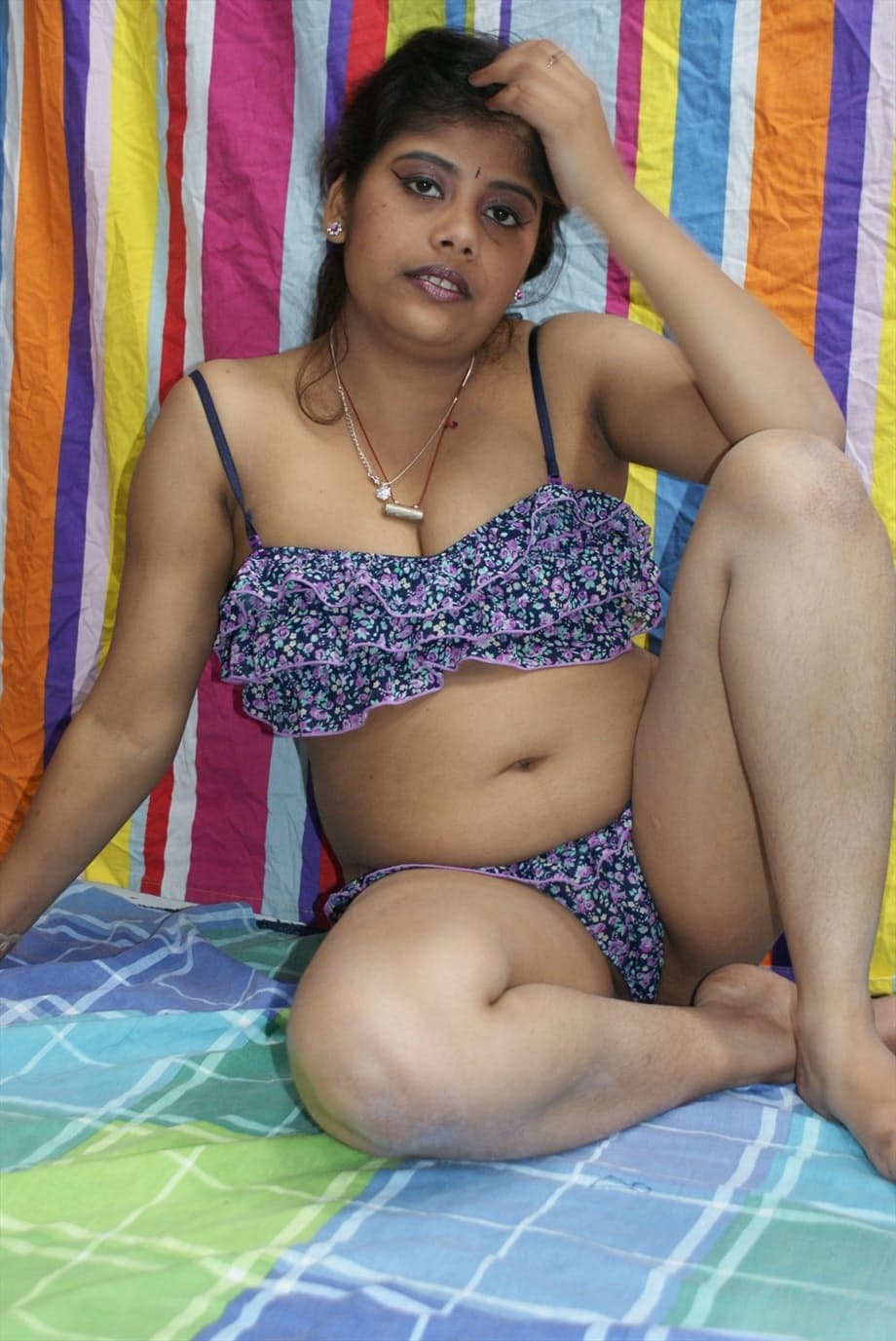 Chubby Indian female Rupali strips naked for a softcore shoot
