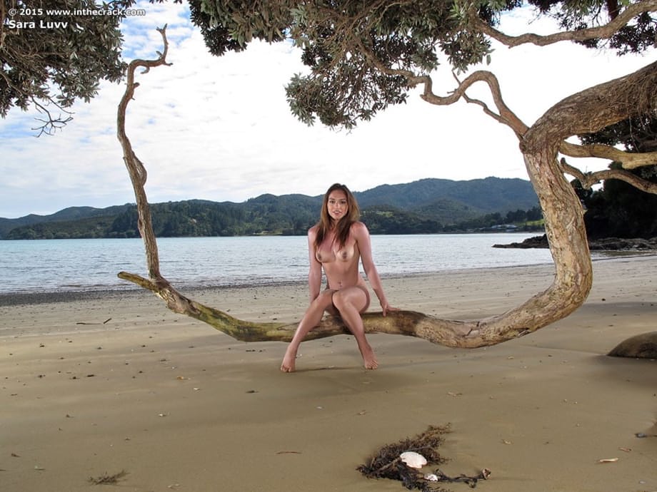 Solo model Sara Luvv peels off bikini to model nude at the beach