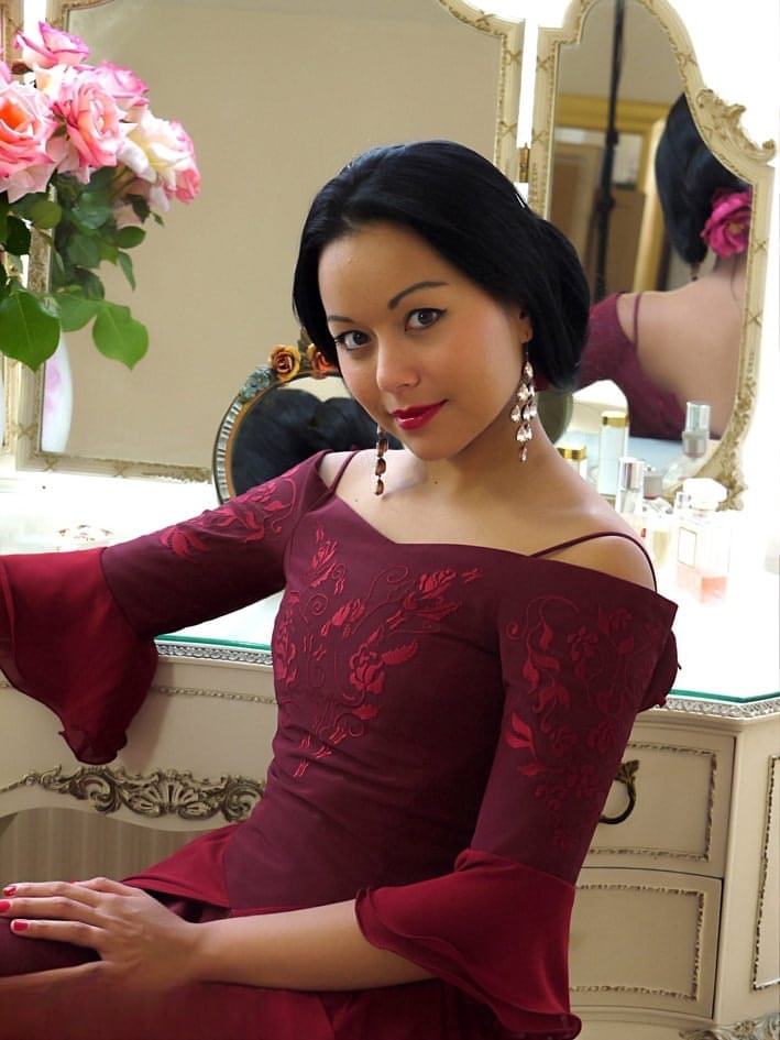 Asian pin up model Petra So removes black stockings from sexy legs