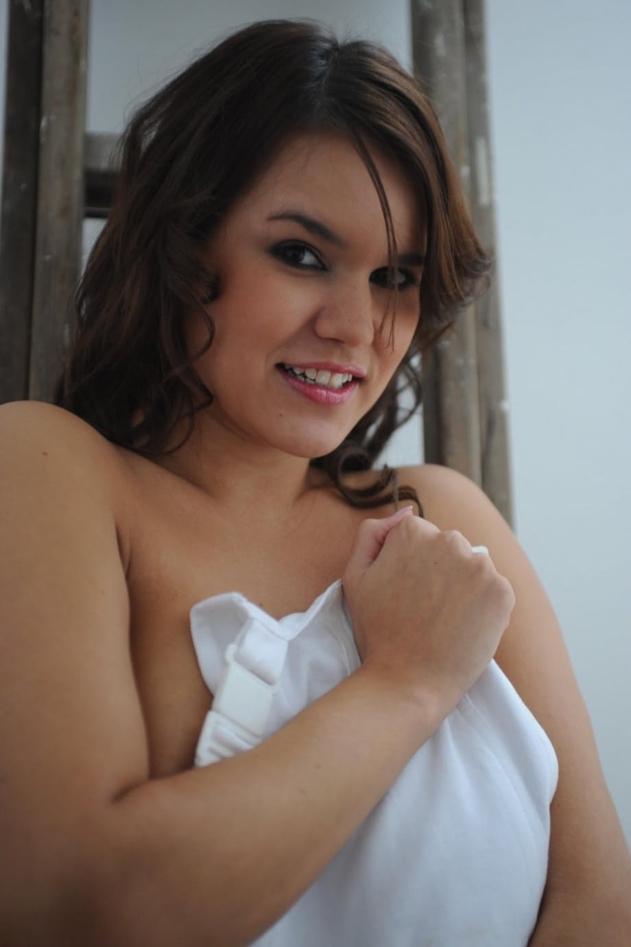 Thick solo girl unveils her big natural tits as she gets nude on wooden ladder