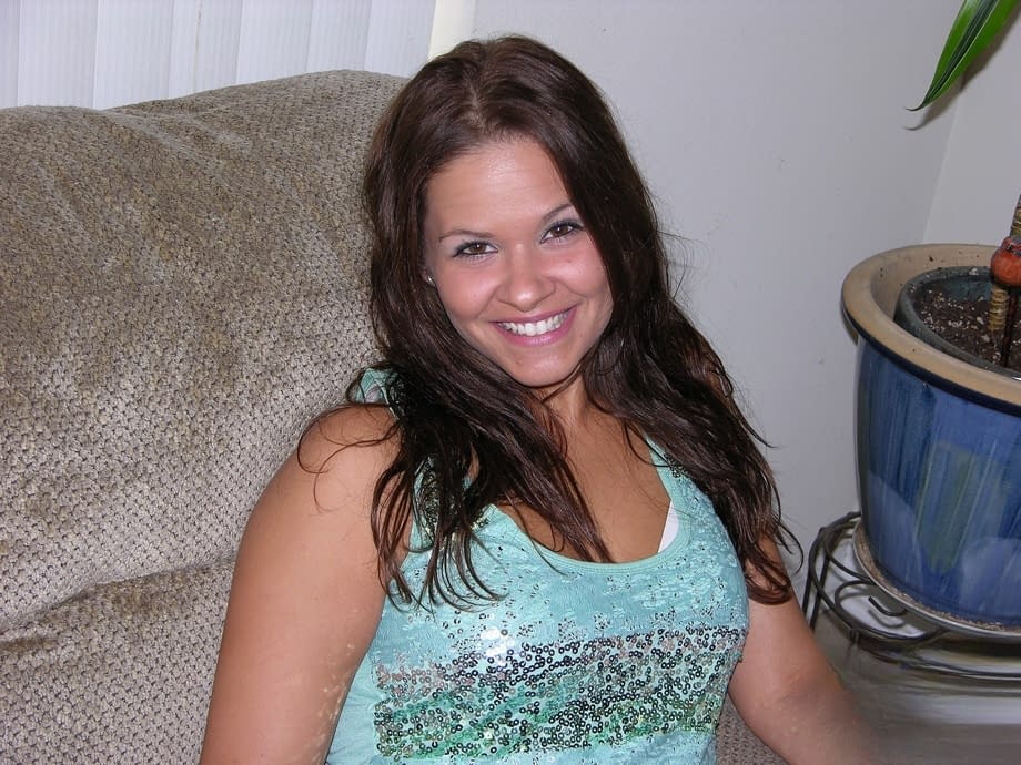 Charming amateur brunette spreads her super sexy round ass cheeks