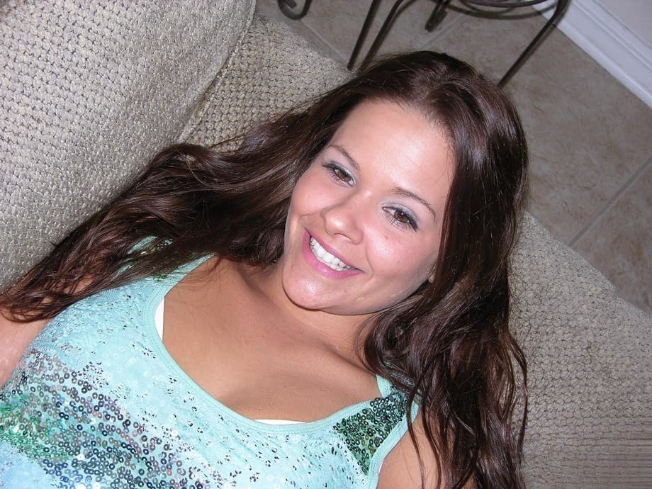 Charming amateur brunette spreads her super sexy round ass cheeks