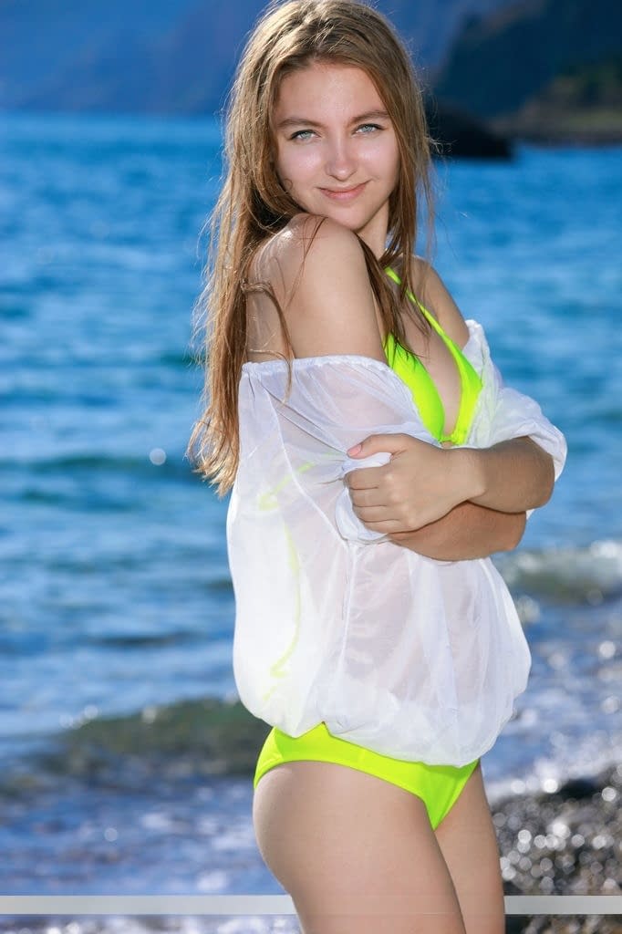 Teen babe Izabel A sporting nice camel toe outdoors on beach in bikini