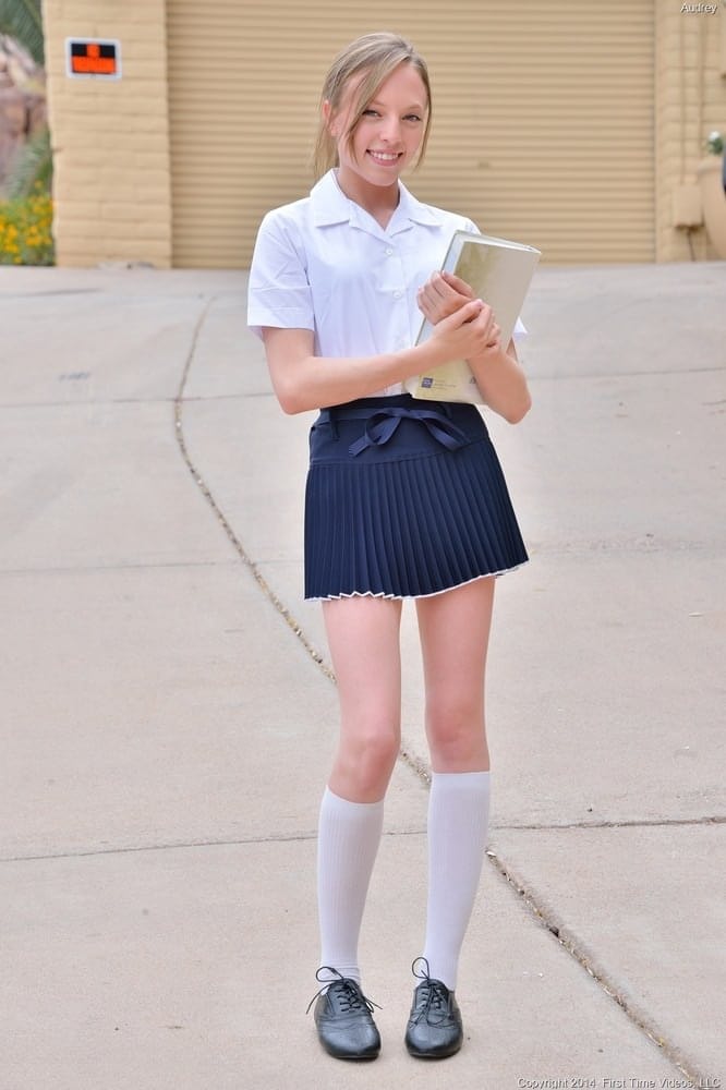 Delicious blonde schoolgirl likes spreading her twat and ramming it