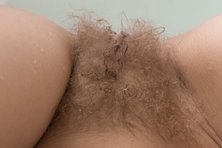 Beautiful amateur girl Ayda stretches her bush wide open in bathtub