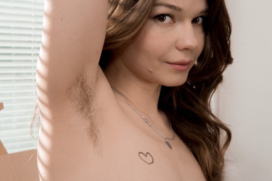 Young amateur model Miranda displays her all natural underarms and pussy