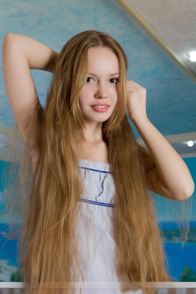 Thin teen sweetie Virginia Sun undressing for nude modeling session