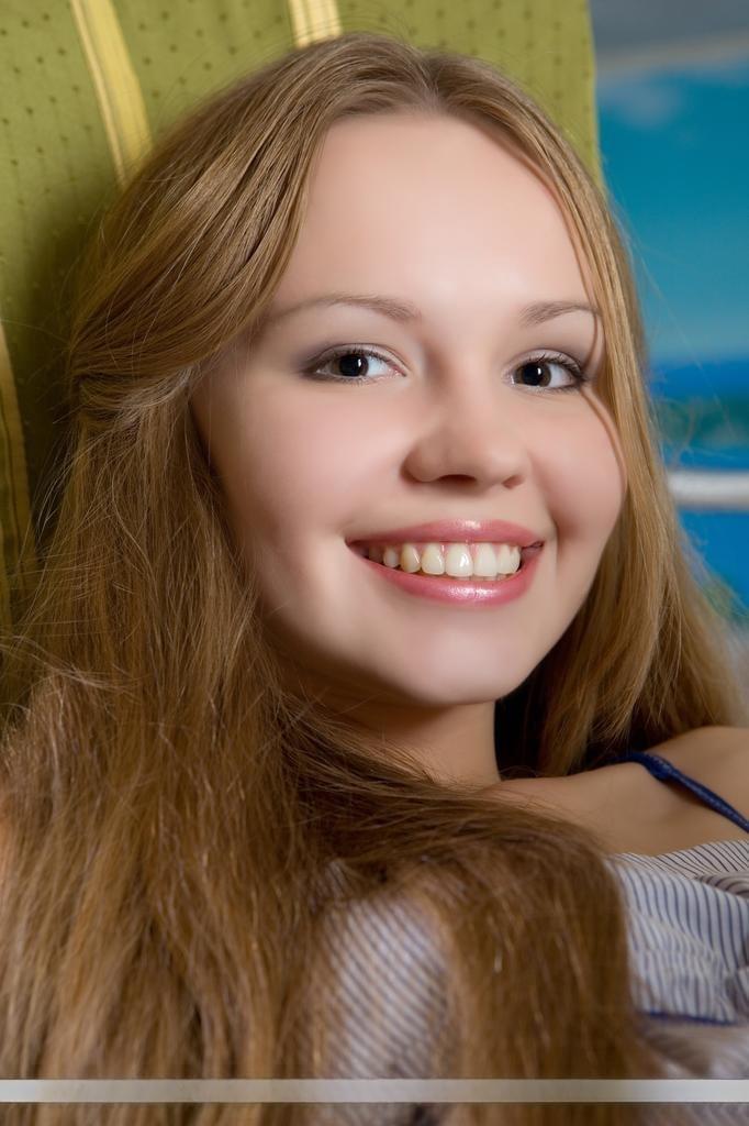 Thin teen sweetie Virginia Sun undressing for nude modeling session