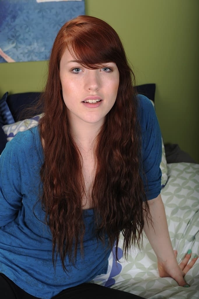 Amateur Gwen Stark spreads her pussy lips after removing her yoga pants