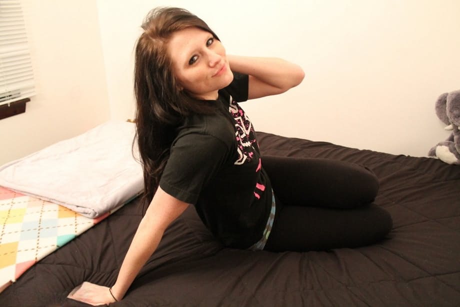 Amateur hot teen Freckles in yoga pants & bare feet showing tight ass