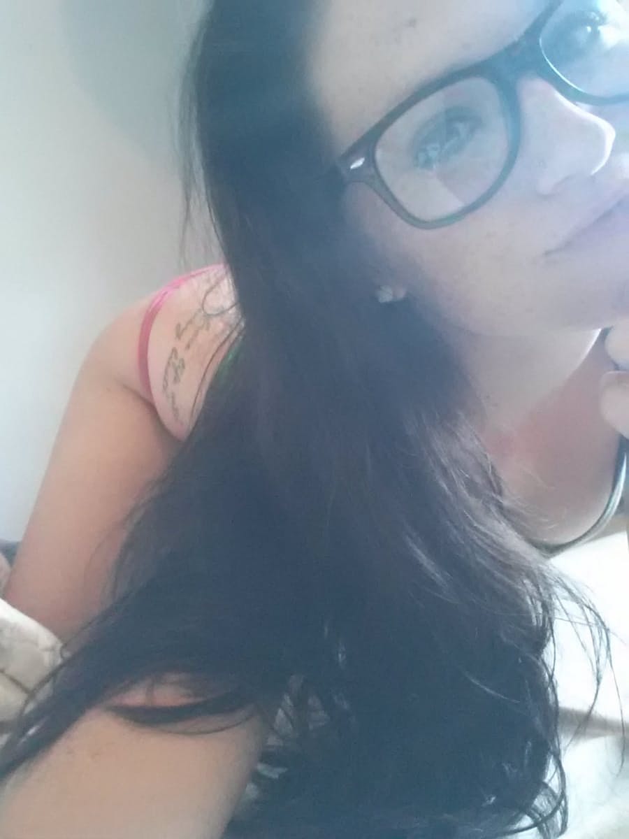 Bespectacled amateur lassie Freckles 18 fingers her orgasmic pussy