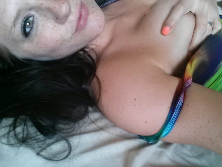 Bespectacled amateur lassie Freckles 18 fingers her orgasmic pussy