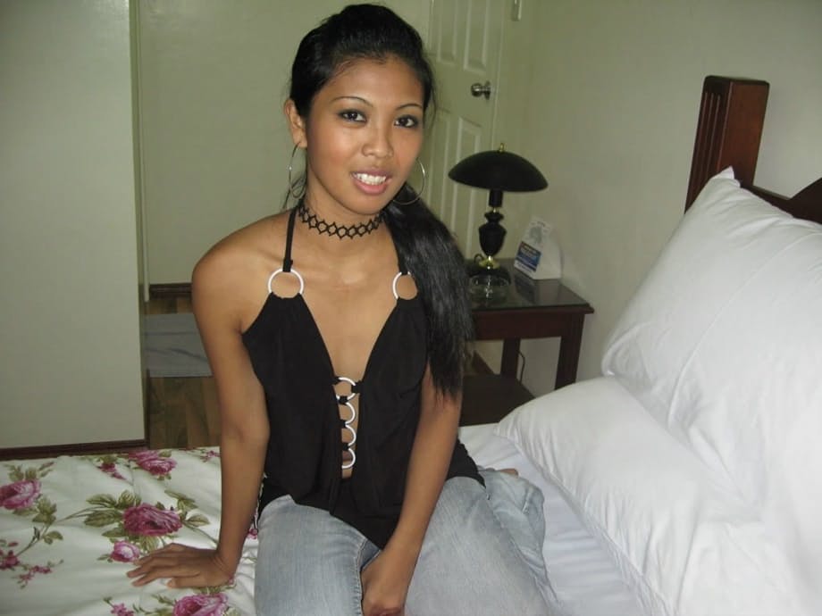 Pinay amateur spreads her legs to display her shaved pussy after disrobing
