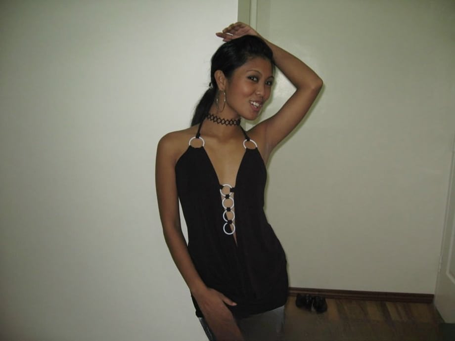 Pinay amateur spreads her legs to display her shaved pussy after disrobing