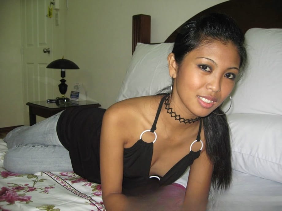 Pinay amateur spreads her legs to display her shaved pussy after disrobing