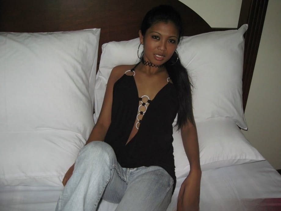Pinay amateur spreads her legs to display her shaved pussy after disrobing
