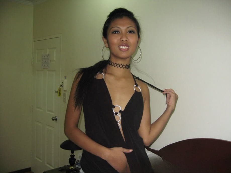Pinay amateur spreads her legs to display her shaved pussy after disrobing