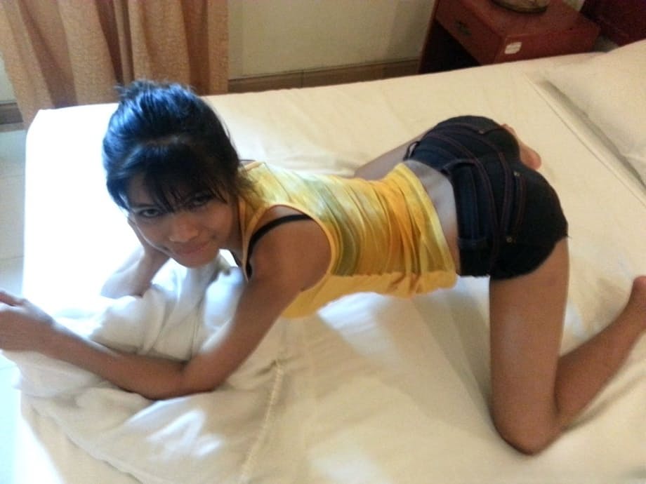 Young Pinay girl flaunts her nice boobs before sucking cock
