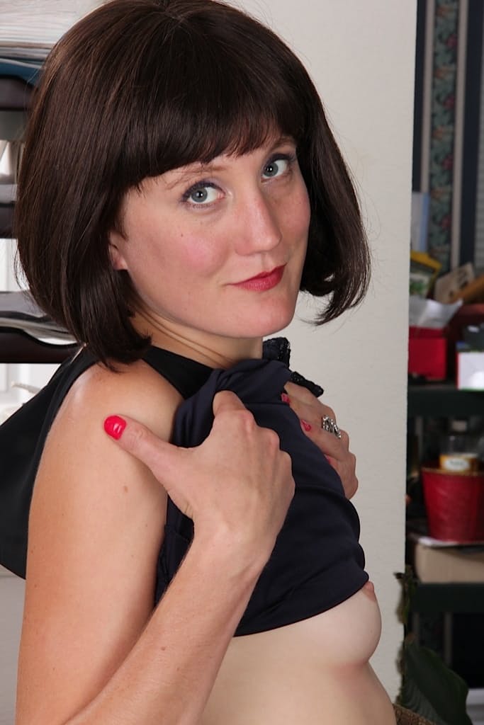 Older housewife Meredith Johnson toys her shaved vagina in nude modeling debut