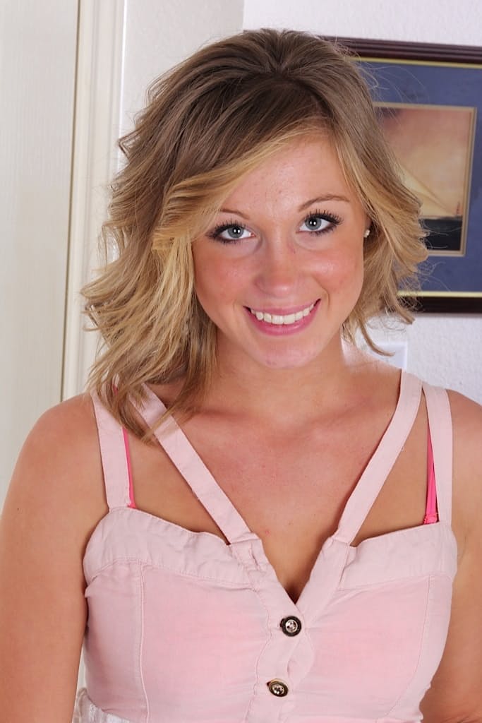 Smiling coed Ashley Jones gets naked for the very first time
