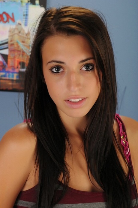 Teen girl Jessica Sinn strips off jeans and clothes for nude modeling debut