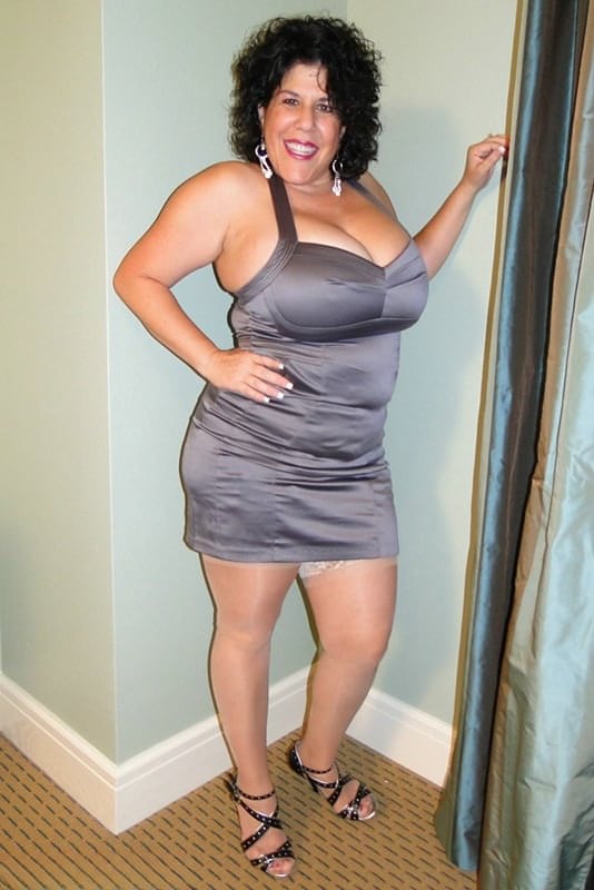 Busty mature Carol Foxxx spreading her cunt and fondles her massive tits