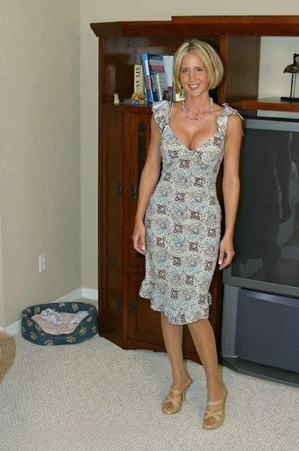 Lovely blonde housewife Desirae Spencer shows off her superb hot body in very ex
