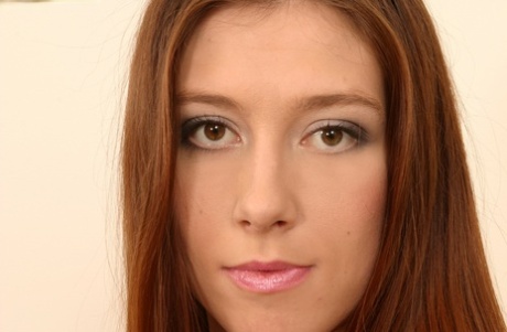 Independent Russian amateur teen Oleysia shows her flexibility