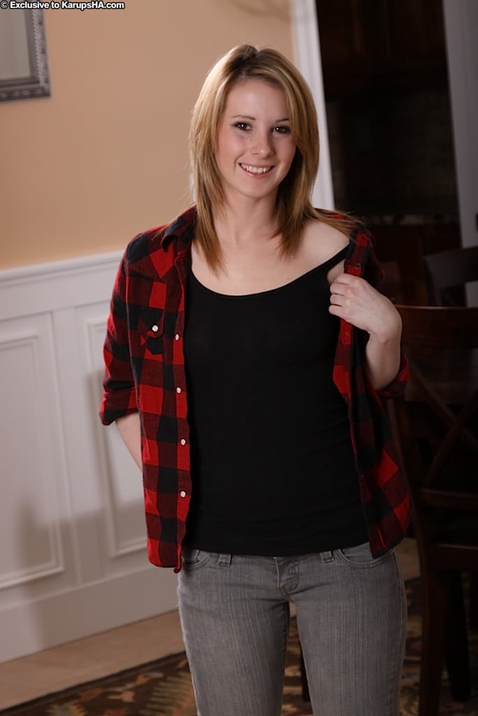Romantic amateur teen Tweety Valentine is a very sexy blonde