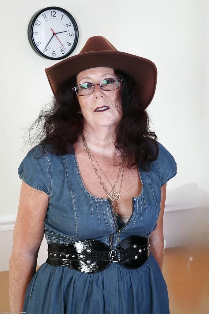 Beautiful granny in sexy glasses Zadi is showing her hairy pussy