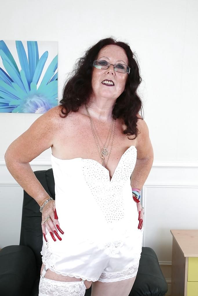Mature woman Zadi in glasses spreads her experience ass on the camera