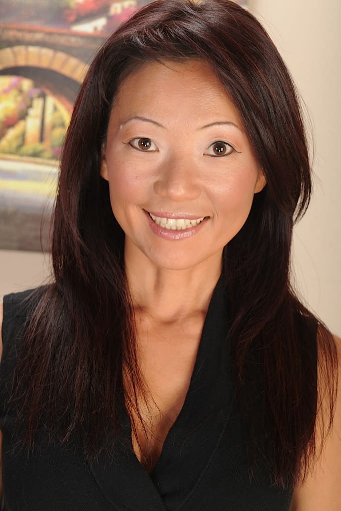 Skillful Asian MILF Natsuko Kurosawa fingering her snatch on the couch