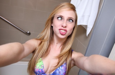 Sexy babe Taylor Whyte is taking selfies in her bathroom while naked