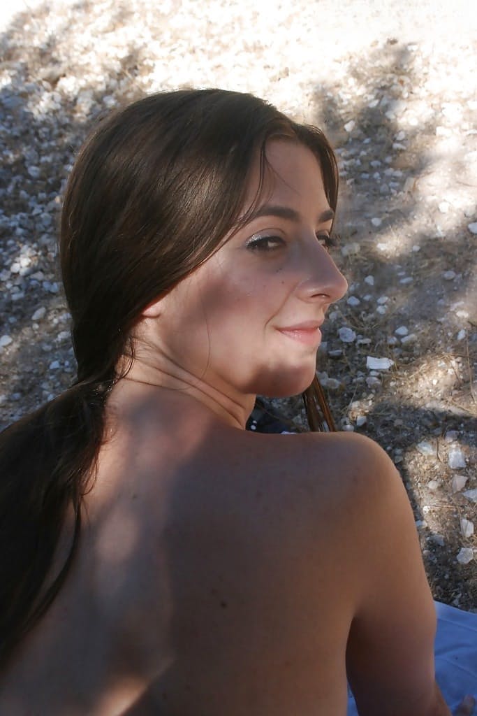 Amateur homemade porn action features a hardcore fuck of hot babe outdoor