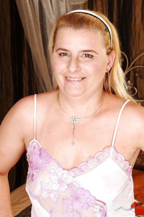 Chubby mom is posing naked to show her tits and a big butt